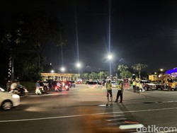 Jelang Acara Pergantian Tahun, Suasana Lalin Depan Pintu 3 TMII Ramai Lancar