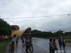 Mendung Tak Surutkan Minat Warga Rayakan Pergantian Tahun di TMII