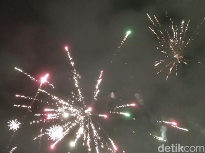 Potret Taburan Kembang Api di Langit Makassar Saat Tahun Baru 2023