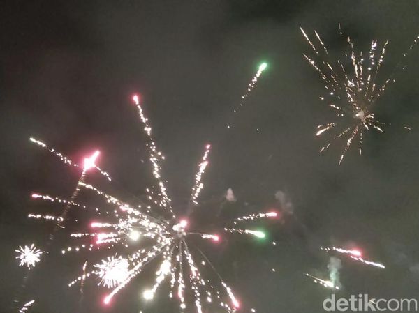 Potret Taburan Kembang Api di Langit Makassar Saat Tahun Baru 2023
