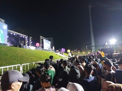 Warga Tak Pakai Masker Lagi di Perayaan Tahun Baru