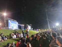 Ratusan Pengunjung Serbu Panggung Utama TMII di Pesta Tahun Baru 2023