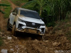 Tes Off-road Toyota Fortuner 2.8: Mesin dan Fiturnya Bikin Pede!