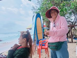 Tukang Kepang Rambut Pantai Kuta Banjir Pelanggan Saat Akhir Tahun Tukang Kepang Rambut Pantai Kuta Banjir Pelanggan Saat Akhir Tahun