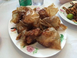 Nggak Biasa! Di Restoran Ini Ada Menu Ayam Goreng Kertas