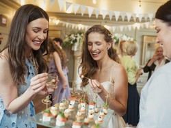 Pandangan Islam soal Makan Berdiri di Acara Pernikahan Pandangan Islam soal Makan Berdiri di Acara Pernikahan