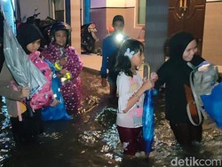 Pengungsi di Aula Kecamatan Pekalongan Barat Membeludak Malam Ini
