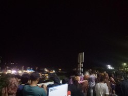 Warga Labuan Bajo Nonton Konser Tahun Baru dari Bukit Sejauh 1,5 Km