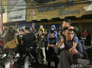 Antusias Warga Medan Menunggu Pesta Kembang Api