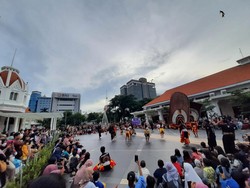 Serangkaian Seni Tradisional di Alun-alun Surabaya Ramaikan Malam Tahun Baru
