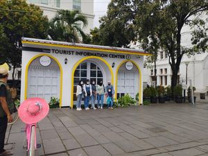 Warga Mulai Datangi Kawasan Kota Tua di Hari Terakhir 2022