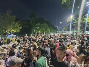 Sambut Tahun Baru 2023, Warga Padati Jalan Depan FX Sudirman