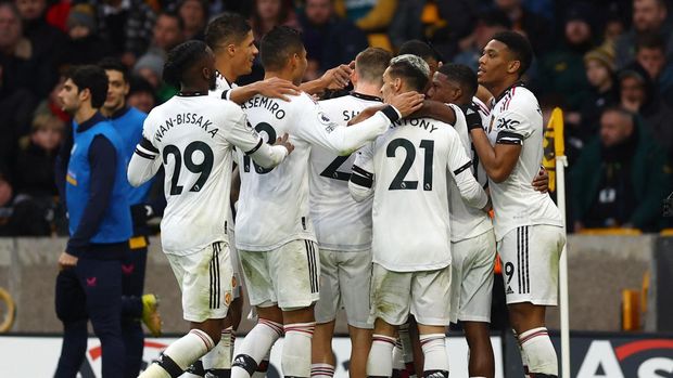 Soccer Football - Premier League - Wolverhampton Wanderers v Manchester United - Molineux Stadium, Wolverhampton, Britain - December 31, 2022 Manchester United's Marcus Rashford celebrates scoring their first goal with teammates REUTERS/Molly Darlington EDITORIAL USE ONLY. No use with unauthorized audio, video, data, fixture lists, club/league logos or 'live' services. Online in-match use limited to 75 images, no video emulation. No use in betting, games or single club /league/player publications.  Please contact your account representative for further details.