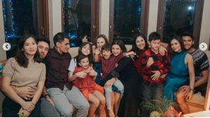 8 Foto Terbaru Wulan Guritno Rayakan Natal, Pose Pangkuan Bareng Pacar Disorot