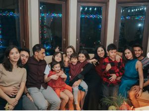 8 Foto Terbaru Wulan Guritno Rayakan Natal, Pose Pangkuan Bareng Pacar Disorot