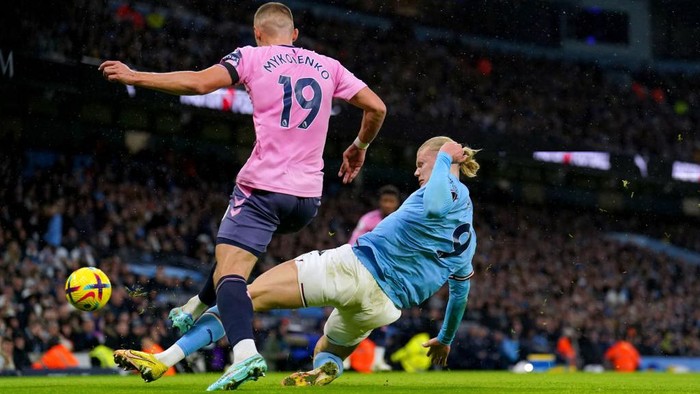 Evertons Vitaliy Mykolenko (left) and Manchester Citys Erling Haaland battle for the ball during the Premier League match at the Etihad Stadium, Manchester. Picture date: Saturday December 31, 2022. (Photo by Tim Goode/PA Images via Getty Images)