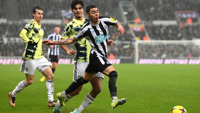 NEWCASTLE UPON TYNE, ENGLAND - DECEMBER 31: Miguel Almiron of Newcastle United is fouled by Pascal Struijk of Leeds United during the Premier League match between Newcastle United and Leeds United at St. James Park on December 31, 2022 in Newcastle upon Tyne, England. (Photo by Stu Forster/Getty Images)