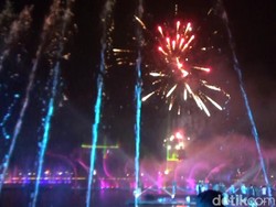 Meriahnya Pertunjukan Air Mancur di Sri Baduga Purwakarta