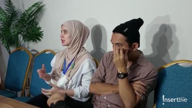 Aldilla Jelita dan Ricky Komo Saat Menggelar Konferensi Pers di RS Abdi Waluyo