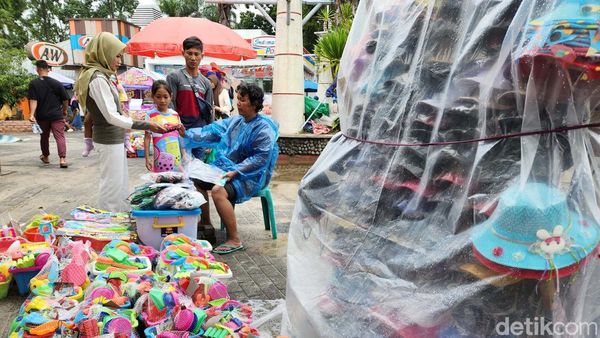 Ancol Ramai Pengunjung, Pedagang Mainan Laris Manis