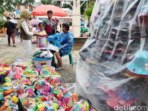 Ancol Ramai Pengunjung, Pedagang Mainan Laris Manis Ancol Ramai Pengunjung, Pedagang Mainan Laris Manis