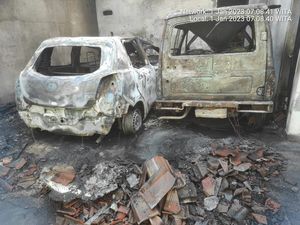 Garasi Warga Padangsambian Terbakar, 2 Mobil-4 Motor Hangus Garasi Warga Padangsambian Terbakar, 2 Mobil-4 Motor Hangus