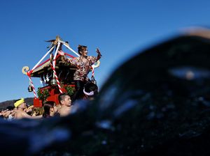 Awal Tahun, Warga Jepang Arak Mikoshi