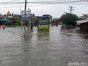 Kondisi Terkini Jalan Kaligawe Semarang yang Lumpuh gegara Banjir Kondisi Terkini Jalan Kaligawe Semarang yang Lumpuh gegara Banjir