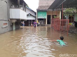 Anak-anak Main Air Banjir Semarang, Begini Kata Dokter soal Risiko Penyakit Anak-anak Main Air Banjir Semarang, Begini Kata Dokter soal Risiko Penyakit