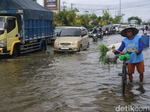 Ratusan Warga Mengungsi Imbas Banjir di Kudus Ratusan Warga Mengungsi Imbas Banjir di Kudus