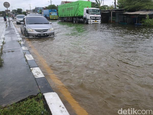 Potret Banjir di Kudus: Pantura Tersendat, Permukiman-Terminal Terendam