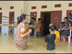 Sungai Kemuning Meluap, Banjir Rendam Sampang di Hari Pertama Tahun 2023