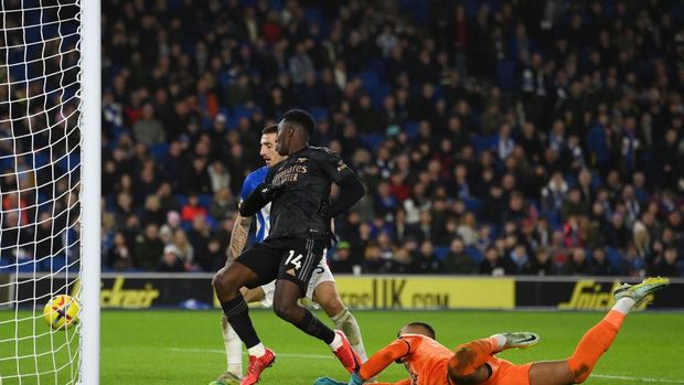 BRIGHTON, ENGLAND - DECEMBER 31: Eddie Nketiah of Arsenal scores the team's third goal past Robert Sanchez of Brighton & Hove Albion during the Premier League match between Brighton & Hove Albion and Arsenal FC at American Express Community Stadium on December 31, 2022 in Brighton, England. (Photo by Mike Hewitt/Getty Images)