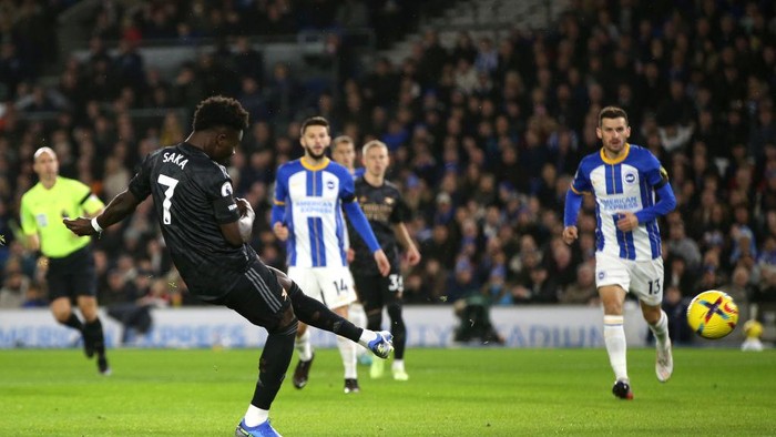 BRIGHTON, ENGLAND - DECEMBER 31: Bukayo Saka of Arsenal scores the teams first goal during the Premier League match between Brighton & Hove Albion and Arsenal FC at American Express Community Stadium on December 31, 2022 in Brighton, England. (Photo by Steve Bardens/Getty Images)