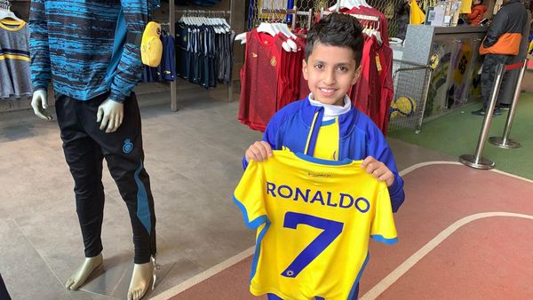 Fans Al Nassr Buru Jersey Cristiano Ronaldo