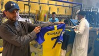 Fans Al Nassr menyerbu toko merchandise resmi klub dan juga toko-toko perlengkapan sepakbola di Riyadh beberapa jam setelah transfer Ronaldo. (Foto: AFP via Getty Images/FAYEZ NURELDINE)