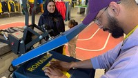 Para fans juga dipersilakan membawa jersey resmi Al Nassr mereka untuk dicetak nama dan nomor punggung Ronaldo. Hal ini dilakukan lantaran stok jersey CR7 ludes terjual! (Foto: AFP via Getty Images/FAYEZ NURELDINE)