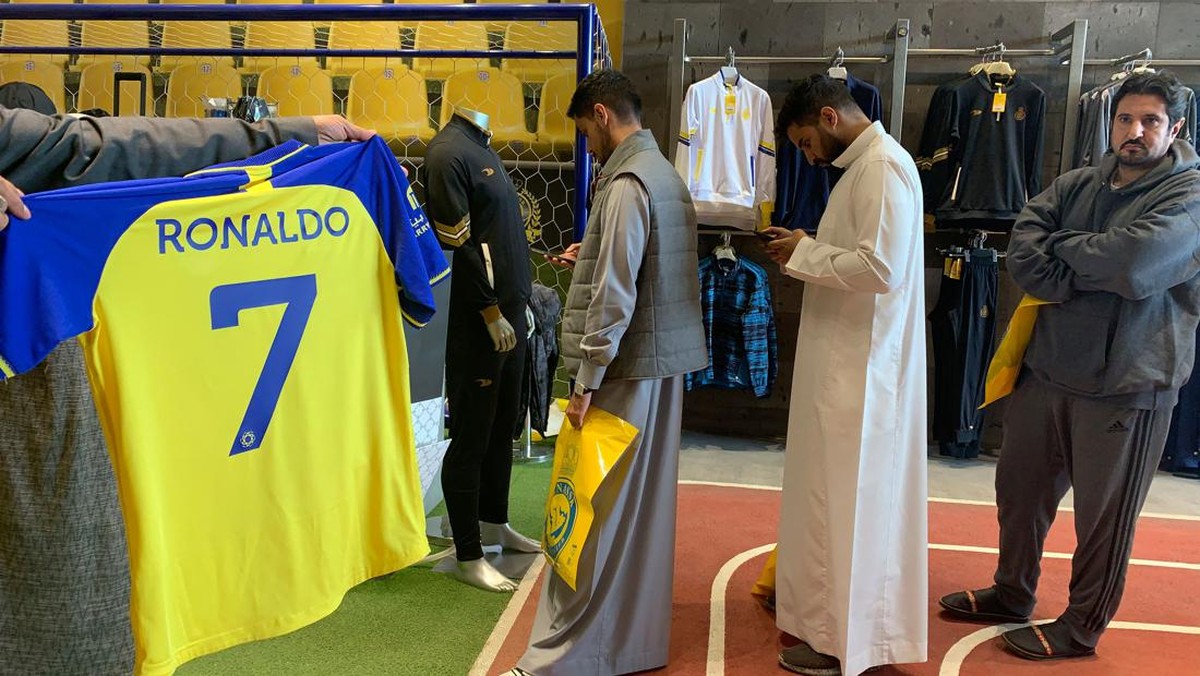 Jersey Al Nasser milik Cristiano Ronaldo laku keras di Arab Saudi. (Foto: AFP via Getty Images/FAYEZ NURELDINE)