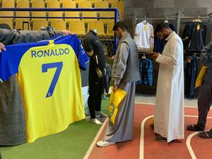 Ronaldo Datang, Jersey Al Nassr Laku Keras!