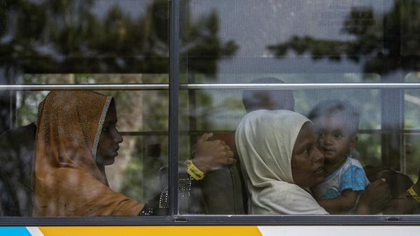 Ekspresi Imigran Rohingya Saat Direlokasi