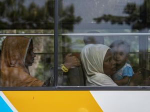 Ekspresi Imigran Rohingya Saat Direlokasi Ekspresi Imigran Rohingya Saat Direlokasi