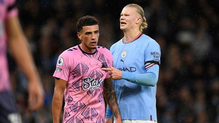 Evertons English midfielder Ben Godfrey (L) and Manchester Citys Norwegian striker Erling Haaland (R) have words during the English Premier League football match between Manchester City and Everton at the Etihad Stadium in Manchester, north west England, on December 31, 2022. - RESTRICTED TO EDITORIAL USE. No use with unauthorized audio, video, data, fixture lists, club/league logos or live services. Online in-match use limited to 120 images. An additional 40 images may be used in extra time. No video emulation. Social media in-match use limited to 120 images. An additional 40 images may be used in extra time. No use in betting publications, games or single club/league/player publications. (Photo by Oli SCARFF / AFP) / RESTRICTED TO EDITORIAL USE. No use with unauthorized audio, video, data, fixture lists, club/league logos or live services. Online in-match use limited to 120 images. An additional 40 images may be used in extra time. No video emulation. Social media in-match use limited to 120 images. An additional 40 images may be used in extra time. No use in betting publications, games or single club/league/player publications. / RESTRICTED TO EDITORIAL USE. No use with unauthorized audio, video, data, fixture lists, club/league logos or live services. Online in-match use limited to 120 images. An additional 40 images may be used in extra time. No video emulation. Social media in-match use limited to 120 images. An additional 40 images may be used in extra time. No use in betting publications, games or single club/league/player publications. (Photo by OLI SCARFF/AFP via Getty Images)