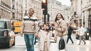 8 Foto Keseruan Gading, Gisel, Gempi di London, Nikmati Salju & Main Bersama
