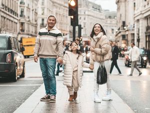 8 Gaya Street Style Selebriti Kompak Bareng Anak, Inspirasi untuk Mama Muda 8 Gaya Street Style Selebriti Kompak Bareng Anak, Inspirasi untuk Mama Muda