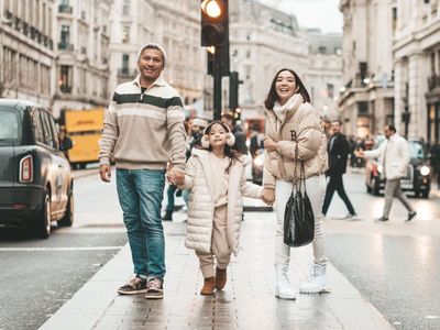 8 Gaya Street Style Selebriti Kompak Bareng Anak, Inspirasi untuk Mama Muda