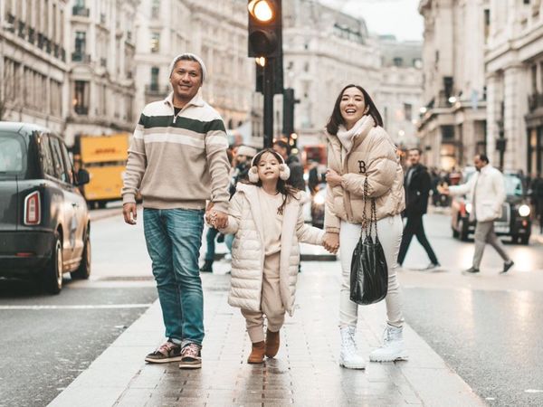 8 Gaya Street Style Selebriti Kompak Bareng Anak, Inspirasi untuk Mama Muda