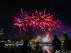Video: Kilauan Pesta Kembang Api Tahun Baru 2025 di TMII