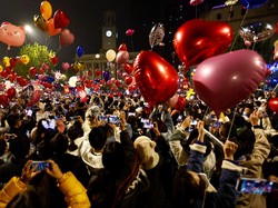 Potret Puluhan Ribu Warga Wuhan Tahun Baruan Saat Covid-19 Melonjak