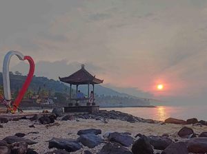 Indahnya Matahari Terbit Pertama Tahun 2023 dari Pantai Candidasa Indahnya Matahari Terbit Pertama Tahun 2023 dari Pantai Candidasa