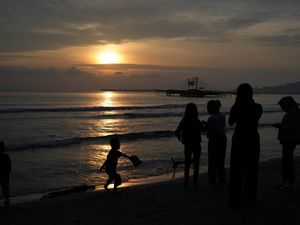 Indahnya Matahari Terbit Pertama Tahun 2023 di Pantai Taipa